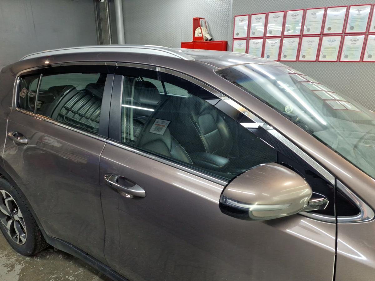 Дефлекторы окон 2D с хром накладками 4 шт. под наклоном для Kia Sportage IV Рестайлинг