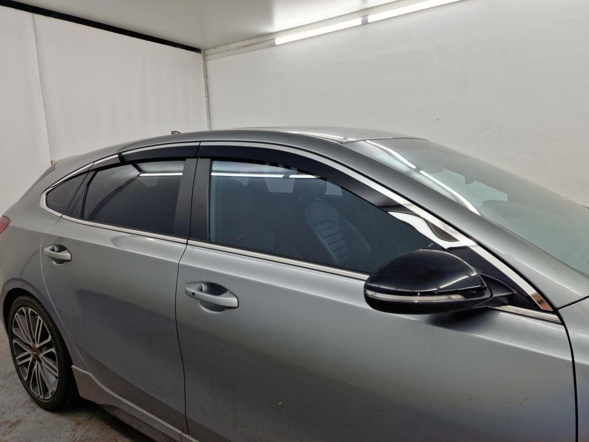 Дефлекторы окон 2D с хром накладками 6 шт. под наклоном для Kia K3 I Рестайлинг